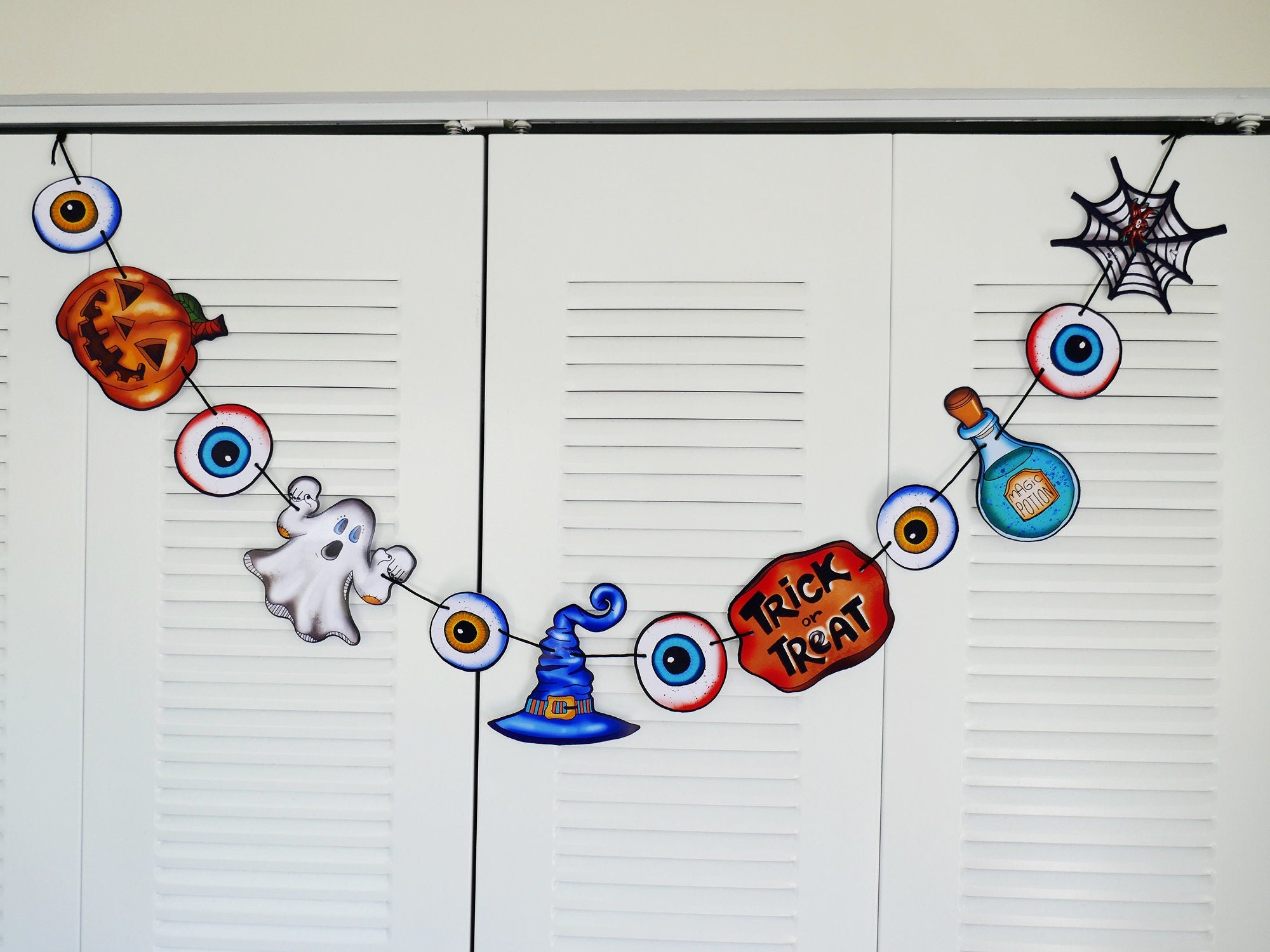 Spooky Season Halloween Garland: Eyeballs & Props Party Decor